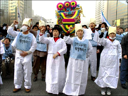 8일 광화문 사거리에서 특수교육진흥법 장례식 퍼포먼스가 열렸다. 